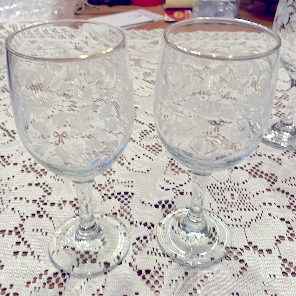 Libby Hollyberry Wine Glasses with Gold Bow
